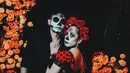 Dalam foto ini, BCL mengenakan gaun merah dengan motif polkadot hitam, dihiasi dengan ruffle hitam dan rangkaian bunga mawar merah yang menghiasi kepalanya, memberikan nuansa flamenco yang kuat dan menambah kesan dramatis pada penampilannya.  [@itsmebcl].