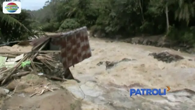 Banjir bandang di Simalungun redamkan belasan rumah warga dan tewaskan sepasang suami istri lanjut usia.