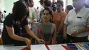 Petugas menerima dokumen calon Presiden, Aung San Suu Kyi di kantor Komisi Pemilihan Thanlyin (29/7/2015). 84 partai akan berpartisipasi dalam pemilu Myanmar dan seperempat dari 664 kursi akan diberikan ke militer. (REUTERS/Soe Zeya Tun)