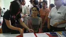 Petugas menerima dokumen calon Presiden, Aung San Suu Kyi di kantor Komisi Pemilihan Thanlyin (29/7/2015). 84 partai akan berpartisipasi dalam pemilu Myanmar dan seperempat dari 664 kursi akan diberikan ke militer. (REUTERS/Soe Zeya Tun)