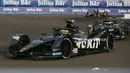 Dua lap menjelang finis, persaingan kian tajam antara keduanya. Mitch Evans yang mulai bermasalah dengan ban belakangnya terus diburu oleh Jean-Eric Vergne. Sementara di posisi ketiga, Edoardo Mortara justru hampir melewati Jean Eric-Vergne di posisi kedua. (Bola.com/M Iqbal Ichsan)