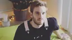 Penampilan YouTuber ternama PewDiePie ini memang selalu menjadi sorotan publi. Pasalnya, meski kerap menampilkan video kocak, pria asal Swedia ini berpenampilan cukup stylish. (Liputan6.com/IG/@pewdiepie)