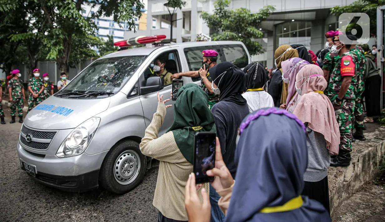 Suasana pelepasan salah satu tenaga kesehatan yang meninggal akibat terpapar COVID-19 di RSDC Wisma Atlet, Jakarta, Rabu (23/2/2022). Pelepasan jenazah Tiur Octavia yang meninggal setelah dirawat di RS Persahabatan dihadiri ratusan rekan tenaga kesehatan RSDC. (Liputan6.com/Faizal Fanani)