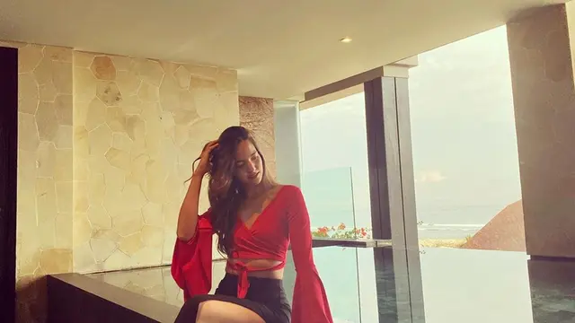 FOTO: Gaya Nia Ramadhani Saat Pakai Busana Merah, Menawan