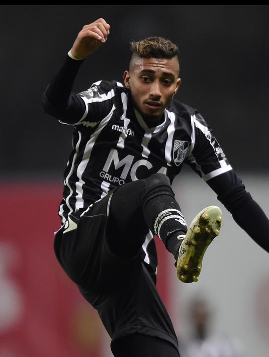 3. Raphinha (Vitoria Guimares) - maish berumur 21 tahun, namun sudah mengoleksi 15 gol dari 30 partai yang ia lakoni sejauh ini. Ia diramalkan akan menjadi wonderkid muda pada musim 2018/19. (AFP/Miguel Riopa)