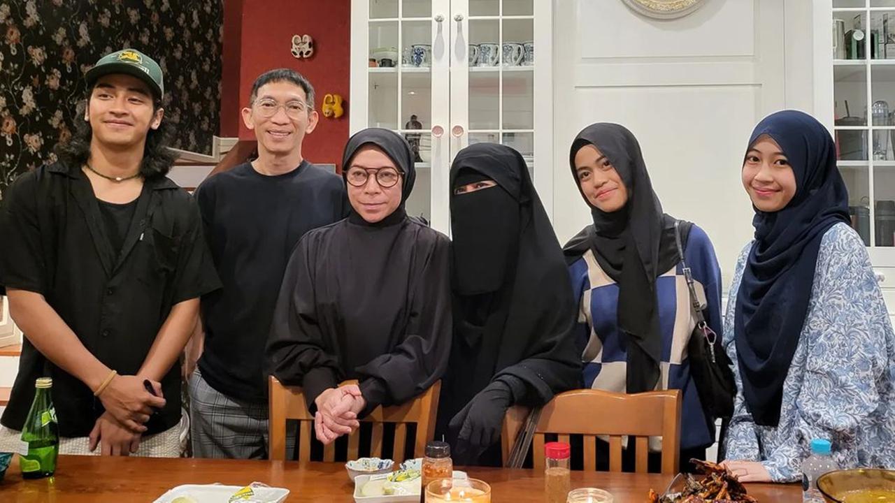 6 Momen Melly Goeslaw Ajak Bukber Keluarga Umi Pipik, Abidzar Curi Perhatian