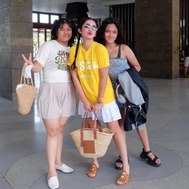 [Fimela] Ussy Sulistiawaty liburan bareng anak-anak