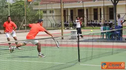 Citizen6, Cilangkap: Asrena Pangkolinlamil, Kolonel Laut (P) Ahmadi Heri Purwono berpasangan dengan Letkol Laut (T) Deddy Coredikris L ketika memenangkan pertandingan di lapangan Tenis Mabesal, Cilangkap Jakarta Timur, Selasa (12/6). (Pengirim: Dispenkoli