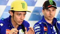 Valentino Rossi menunjukkan wajah cemberut ketika duduk satu meja dengan Marc Marquez jelang MotoGP Qatar. (Crash)