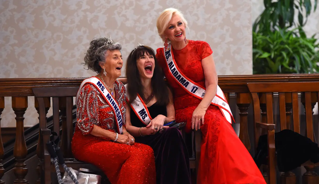 Miss Minnesota Liz Johnson (kiri), Miss Oregon Dianne Hennacy Powell (tengah) dan Miss Alabama Rita Young Allen berfoto bersama sebelum mengikuti putaran final Miss Senior America 2017 di Atlantic City, New Jersey (19/10). (AFP Photo/Timothy A. Clary)