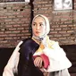 Istri Arie Untung, Fenita Arie saat berpose dengan mengenakan hijab. Keputusan Fenita memakai hijab mendapat beragam komentar dari warga dunia maya. (Instagram/fenitarie)