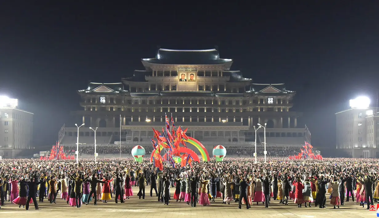 Para pelajar muda merayakan peringatan 80 tahun kelahiran Kim Jong Il, di Pyongyang (16/2/2022). Korea Utara merayakan hari kelahiran Kim Jong Il tidak dengan acara militer. (AFP/KCNA Via KNS/Str)