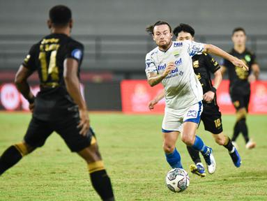 Persib Bandung gagal meraup poin penuh kala bertanding melawan Persebaya Surabaya pada pertandingan pekan ke-32 Liga 1 2021/2022.
Bertanding di Stadion Kapten I Wayan Dipta Gianyar kedua tim hanya mampu bermain imbang 1-1. (Dok. Persib)