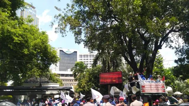 Ratusan Buruh Peringati Hari Perempuan Sedunia