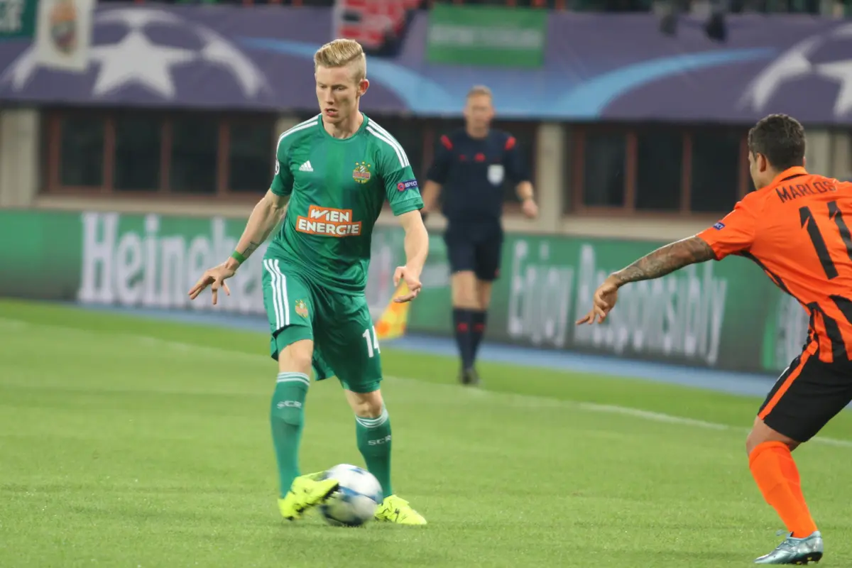 ANDALAN - Gelandang serang Rapid Vienna, Florian Kainz, bertekad membantu timnya meraih kemenangan di laga perdana Grup E Europa League, Jumat (18/9/2015) dini hari nanti. (Bola.com/Reza Khomaini)