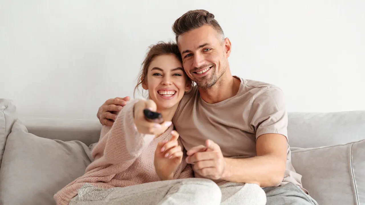 pasangan nonton tv
