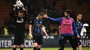 Para pemain Inter Milan tampak lesu usai ditaklukkan Lazio pada laga Serie A di Stadion Giuseppe Meazza, Minggu (31/3). Inter Milan takluk 0-1 dari Lazio. (AFP/Marco Bertorello)