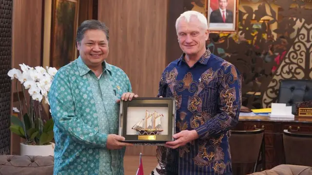 Menteri Koordinator Bidang Perekonomian RI Airlangga Hartarto menerima kunjungan Menteri Keamanan Energi dan Net Zero Inggris H.E Mr Graham Stuart MP di Kantor Kementerian Koordinator Bidang Perekonomian pada Senin (7/8/2023). (Dok Kemenko Perekonomian)