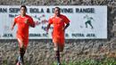 Bek Persija, M. Robi, dan Leonard Tupamahu, saat latihan tim Persija di Lapangan Kusuma Agrowisata, Batu, Malang, Rabu (4/11/2015). (Bola.com/Kevin Setiawan)