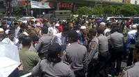 Pengamanan saat delegasi KAA salat Jumat di Masjid Agung Bandung (Liputan6.com/ Okan Firdaus)