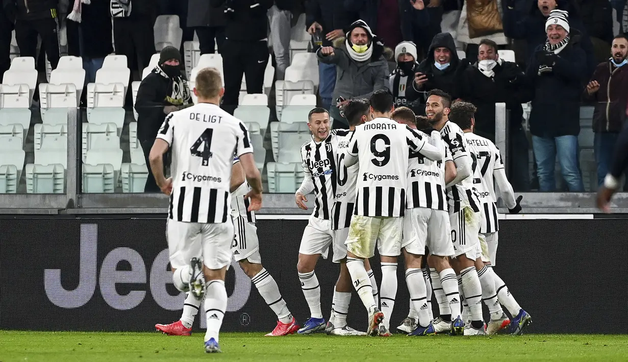 Para pemain Juventus merayakan setelah Juan Cuadrado mencetak gol ke gawang Genoa pada pertandingan Serie A Liga Italia di Stadion Turin Allianz, Italia, 5 Desember 2021. Juventus menang 2-0. (Marco Alpozzi/LaPresse via AP)