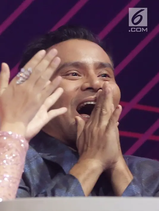 Reaksi penyanyi Judika saat namanya disebutkan sebagai penerima penghargaan dalam SCTV Music Awards 2019 di Studio 6 Emtek City, Jakarta, Jumat (26/4). Judika menyabet penghargaan Video Klip Paling Ngetop untuk lagu Jikalau Kau Cinta dan Penyanyi Solo Pria Paling Ngetop. (Fimela.com/Bambang E. Ros)