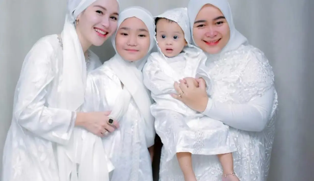 Dalam momen pengajian tersebut, pelantun lagu Alamat Palsu dan keluarga tampil kompak dalam balutan busana muslim serba putih. [@ayutingting92]