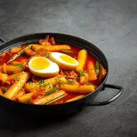 Tak harus membeli rice cake instan, Sahabat Fimela bisa membuat camilan ala Korea menggunakan nasi matang dan beberapa bahan sederhana. (Foto/Dok: Magnific)