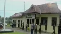 Kantor Polsek Tegineneng Lampung diserang ratusan orang. Sementara itu, dua WNA asal Prancis dideportasi karena dokumen yang tak lengkap. 