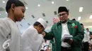 Ketua Umum PKB, Muhaimin Iskandar memberikan santunan kepada anak yatim saat peringatan Hari Lahir (Harlah) ke-17 PKB di Kantor DPP PKB, Jakarta, Kamis (23/7/2015). Harlah tersebut dihadiri oleh ratusan anak yatim. (Liputan6.com/Faizal Fanani)