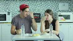 Orang asing atau bule secara umum tidak menyukai durian, terutama dikarenakan oleh baunya. Pernah menyaksikan bagaimana reaksi mereka?