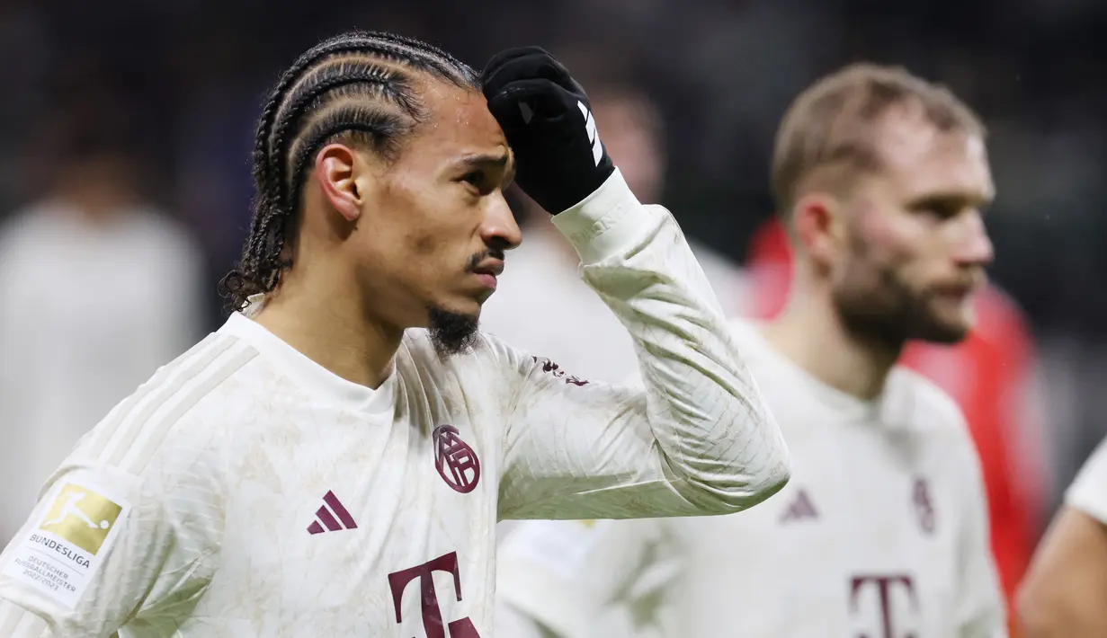 Pemain Bayern Munchen, Leroy Sane, tampak kecewa setelah ditaklukkan Eintracht Frankfurt pada laga pekan ke-13 Liga Jerman 2023/2024 di Stadion Deutsche Bank Park, Sabtu (9/12/2023). Kekalahan ini membuat Bayern tertahan di posisi kedua dengan 32 poin. (AFP/Daniel Roland)