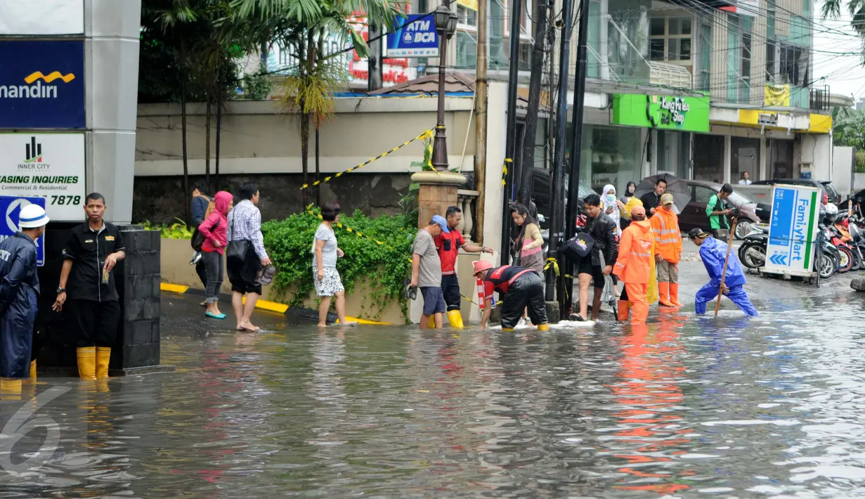 Suasana di depan kampus UKRIDA, Jakarta, Selasa (21/1). Hujan deras sejak malam tadi, membuat sejumlah wilayah Jakarta tergenang air banjir. (Liputan6.com/Gempur M Surya)