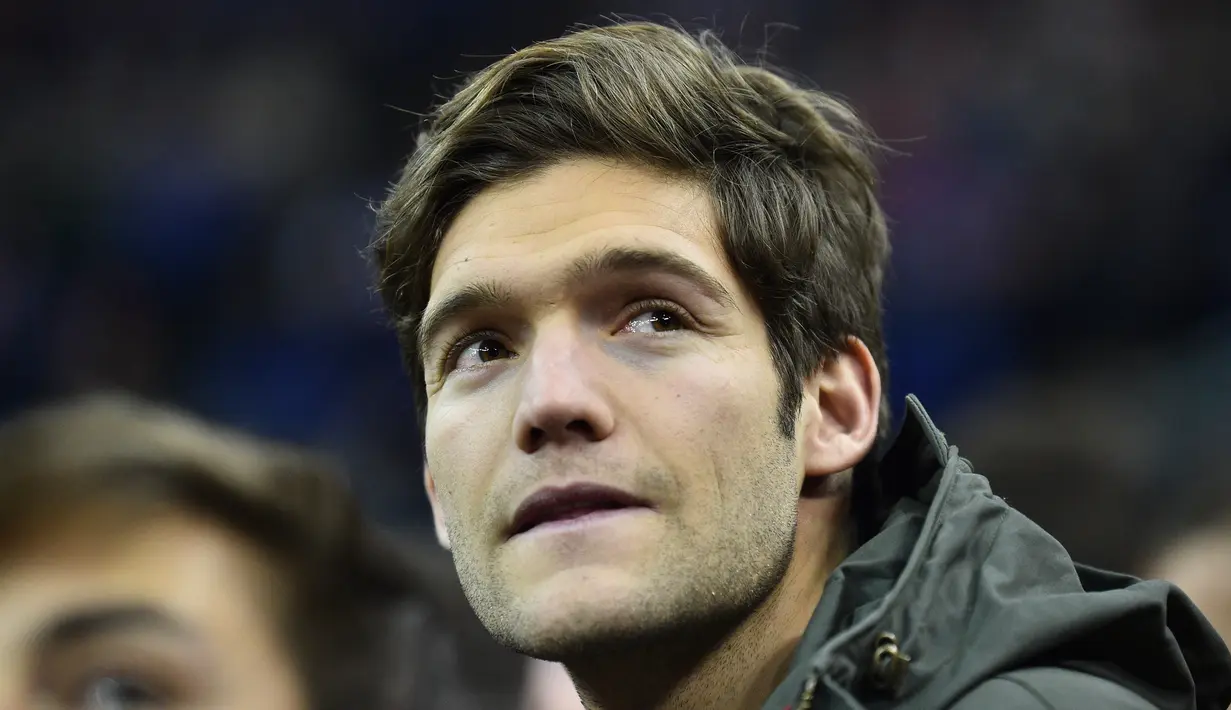 Bek Chelsea, Marcos Alonso saat menyaksikan pertandingan basket NBA London Game 2019 antara Washington Wizards dan New York Knicks di O2 Arena di London (17/1). (AFP Photo/Glyn Kirk)