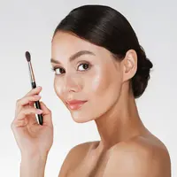 Tips makeup untuk pemilik pipi tirus. (Foto: Freepik/drobotdean)