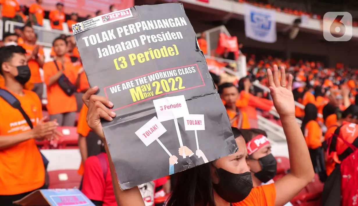 Buruh membawa poster saat mengikuti aksi bertajuk May Day Fiesta 2022 di Stadion Gelora Bung Karno (GBK), Senayan, Jakarta Pusat, Sabtu (14/5/2022). Dalam aksi kali ini, massa buruh membawa 18 tuntutan, di antaranya menolak omnibus law UU Cipta Kerja, wujudkan kedaulatan pangan dan dan menolak kenaikan Pajak Pertambahan Nilai (PPN). (Liputan6.com/Angga Yuniar)