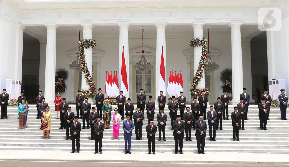 Presiden Joko Widodo atau Jokowi didampingi Wakil Presiden Ma'ruf Amin berfoto bersama jajaran menteri Kabinet Indonesia Maju yang baru dilantik di tangga beranda Istana Negara, Jakarta, Rabu (23/10/2019). (Liputan6.com/Angga Yuniar)