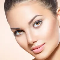 Tidak perlu dandan berlebihan, hanya dengan pulasan makeup nude saja kamu juga bisa terlihat elegant.