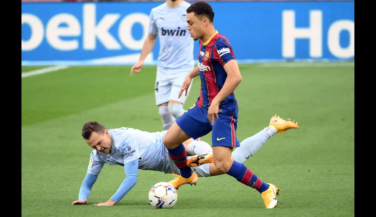 Bukan hanya bek yang tangguh dan solid, Sergino Dest juga dapat diandalkan timnya ketika menyerang plus unggul dalam penguasaan bola. (Foto: AFP/Lluis Gene)