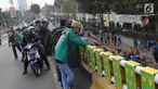 Warga berkerumun menyaksikan aksi unjuk rasa yang dilakukan mahasiswa dari berbagai perguruan tinggi di sekitar Jembatan Layang Gerbang Pemuda, Jakarta, Selasa (1/10/2019). Mahasiswa dari berbagai perguruan tinggi kembali berunjuk rasa menolak beberapa RUU. (Liputan6.com/Helmi Fithriansyah)