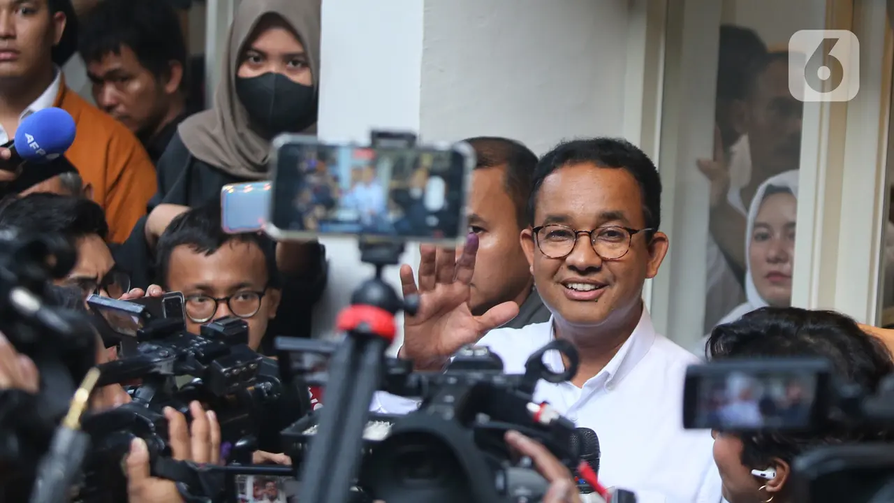 Ekspresi Anies Baswedan Saat Tinggalkan Posko Pemenangan,