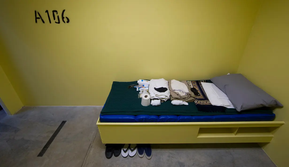 Barang-barang tahanan terlihat di atas kasur dalam penjara Camp VI Pangkalan Angkatan Laut Teluk Guantanamo, Kuba, Rabu 17 April 2019. Penjara Guantanamo menahan tokoh yang oleh pemerintah Amerika Serikat dianggap sebagai anggota dari al-Qaeda dan Taliban. (AP Photo/Alex Brandon)