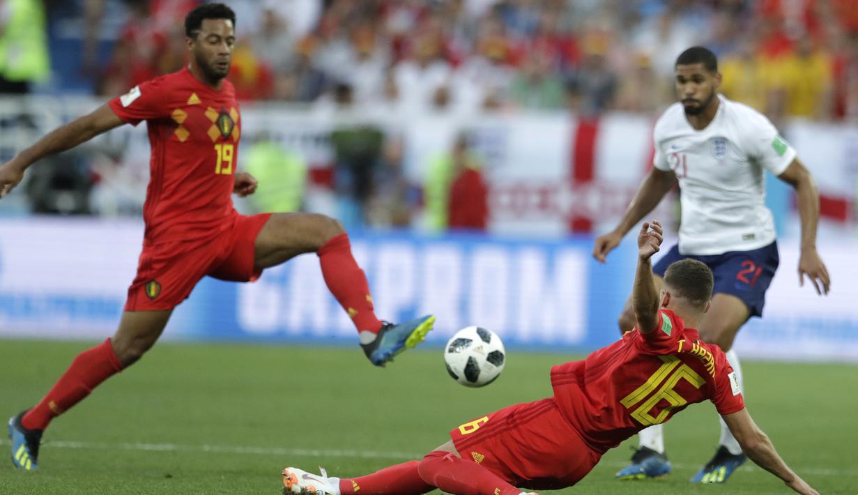 Gelandang Belgia, Moussa Dembele, berusaha membuang bola saat melawan Inggris pada laga grup G Piala Dunia di Stadion Kaliningrad, Kaliningrad, Rabu (28/6/2018). Belgia menang 1-0 atas inggris. (AP/Petr David Josek)