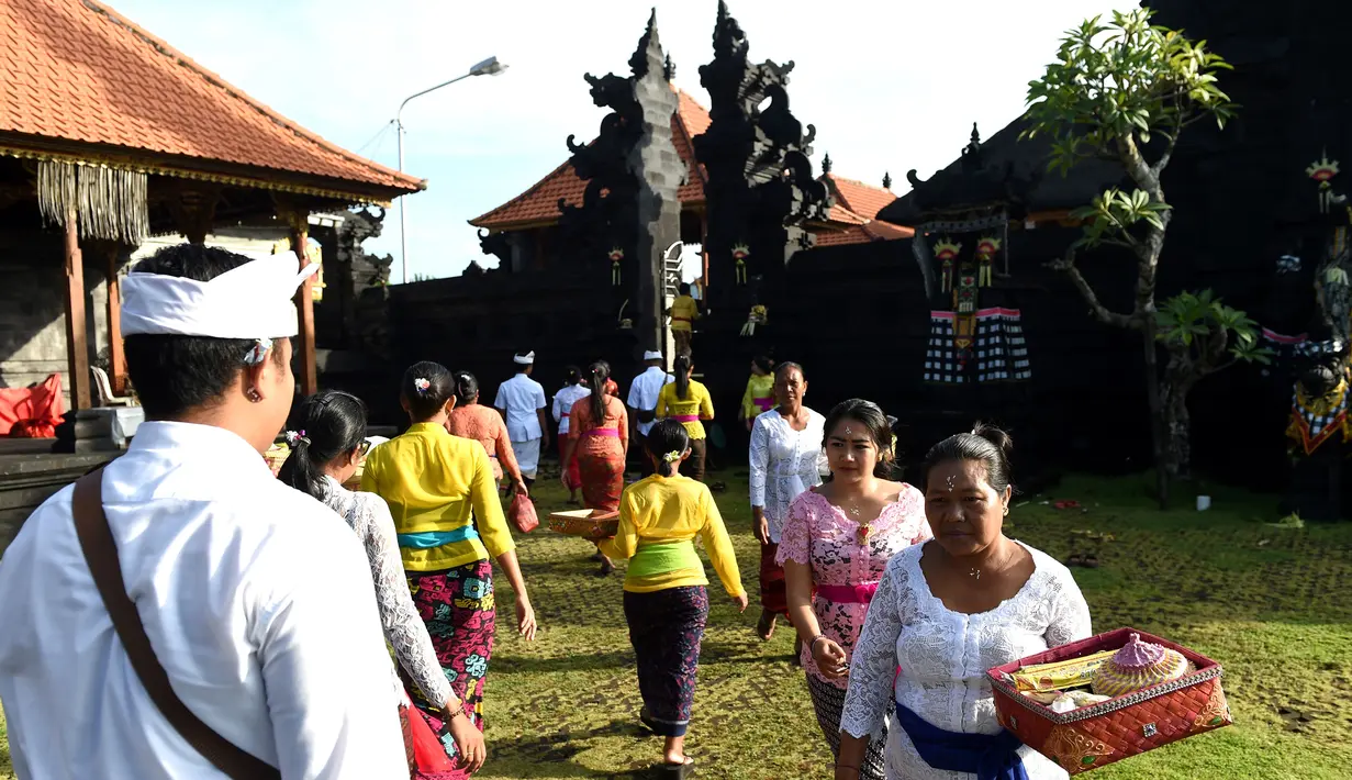 Sejumlah wanita Hindu membawa sesajen menuju pura untuk sembahyang Hari Raya Galungan di Jimbaran, Bali, Rabu (5/4). Galungan dirayakan oleh umat hindu di Bali sebagai hari kemenangan Dharma (Kebaikan) melawan Adharma (Keburukan). (SONNY TUMBELAKA/AFP)