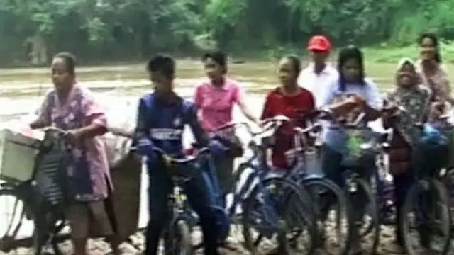 Warga Nekat Lintasi Derasnya Arus Bengawan Solo