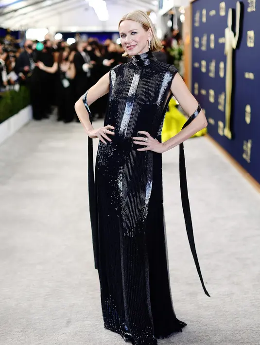 Naomi Watts memilih mengenakan gaun hitam elektrik dari FENDI Spring 2022 Couture yang simpel dan seksi. Dengan struktur gaun yang tajam dan kerah turtleneck, gaun ini berhasil membuat Naomi Watts tampil menonjol di red carpet SAG Awards.