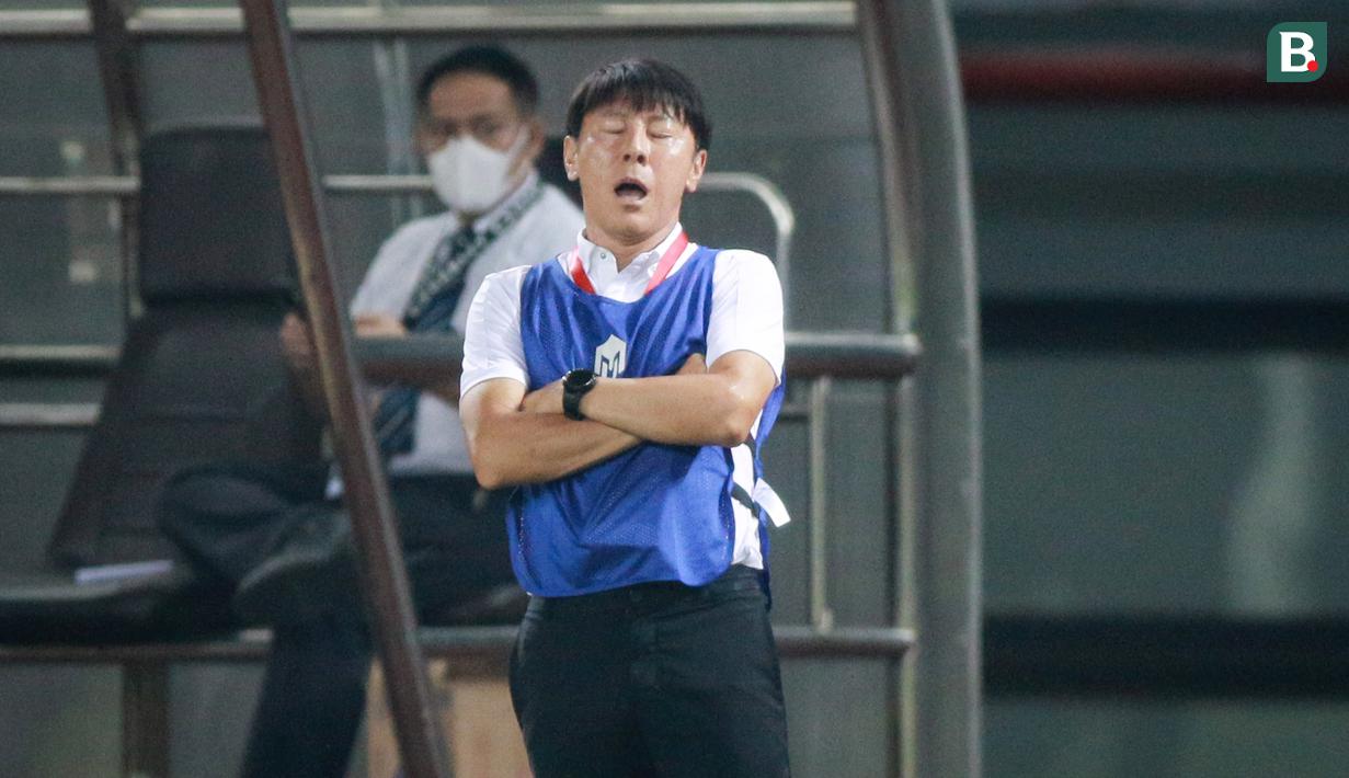 Pemakaian rompi itu disinyalir karena tim lawan juga memakai jersi warna putih di laga melawan Timnas U-19 ini. (Bola.com/Bagaskara Lazuardi)