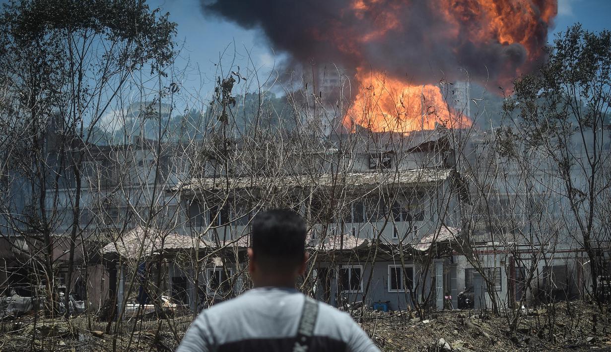 Sebuah jaringan pipa gas yang dioperasikan perusahaan energi negara Malaysia, Petronas, terbakar pada Selasa (1/4/2025). (Arif Kartono/AFP)