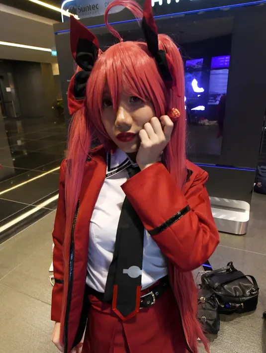 Seorang cosplayer berpose pada hari pertama Festival Anime Asia di Singapura (29/11/2019). Festival ini menarik lebih dari 100.000 pengunjung selama tiga hari. (AFP Photo/Roslan Rahman)