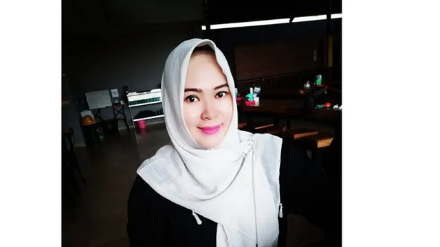 Ingat Wanita Berhijab Backing Vokal Kangen Band? Ini 6 Potret Terbarunya